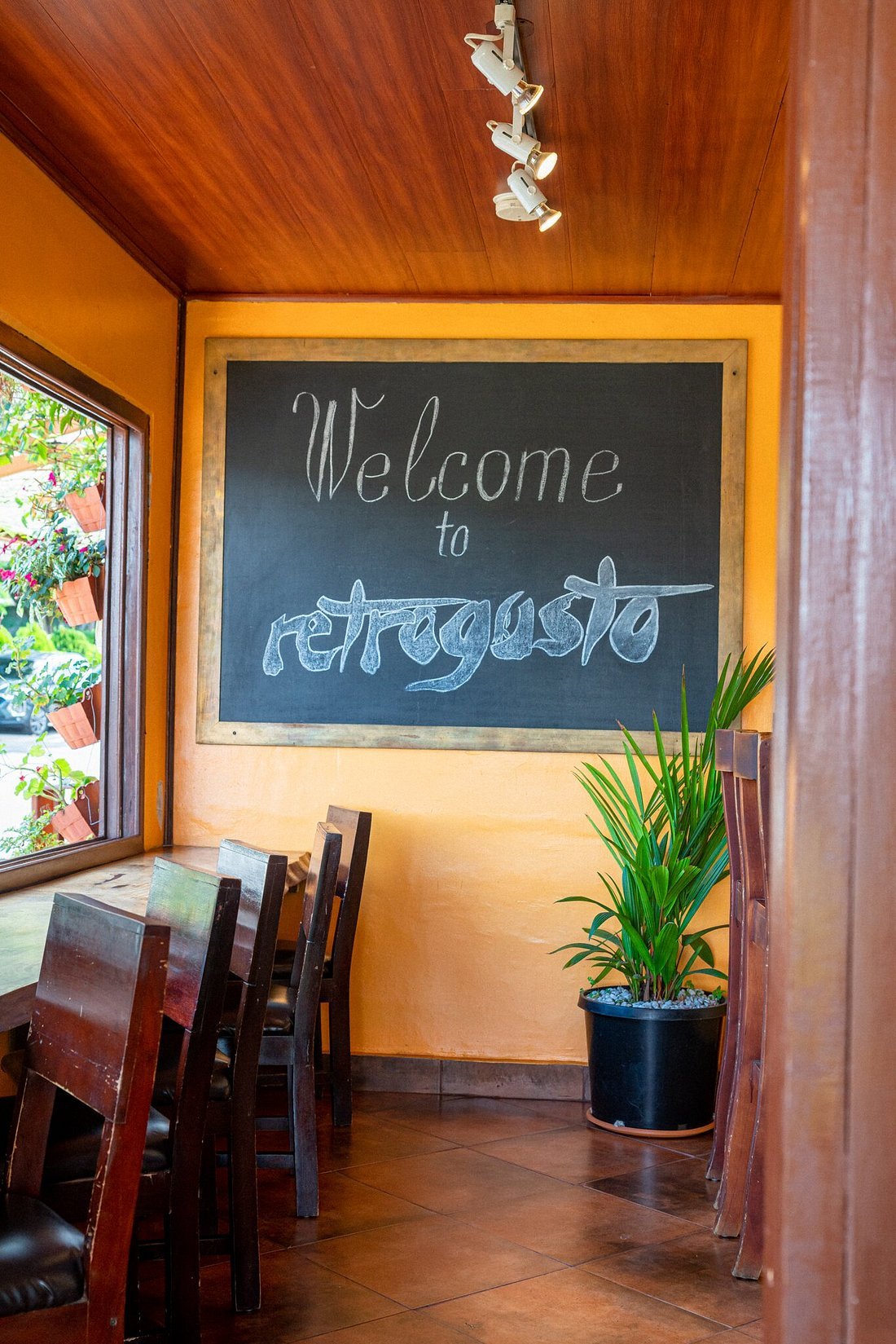 Opinión de RetroGusto Restaurant & Bar: Sabor vintage en el mejor ambiente