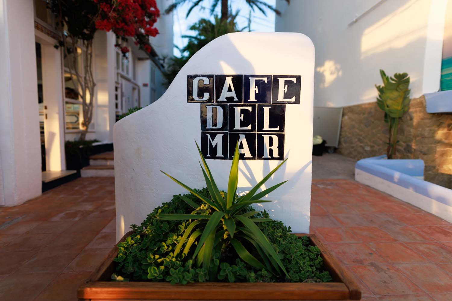 Café Del Mar: Opinión sincera y análisis de su famoso ambiente y cocteles